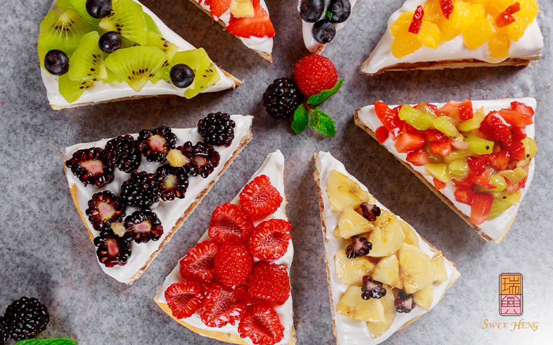 A sponge cake with multi-flavored fruit cream and fruit