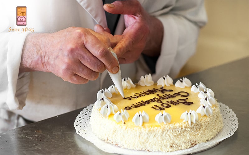 Image of Baker frosting a cake