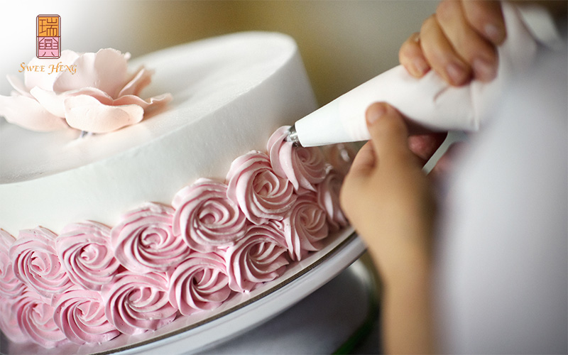 Cake Decorating 101: Essential Tools and Techniques for Beginners